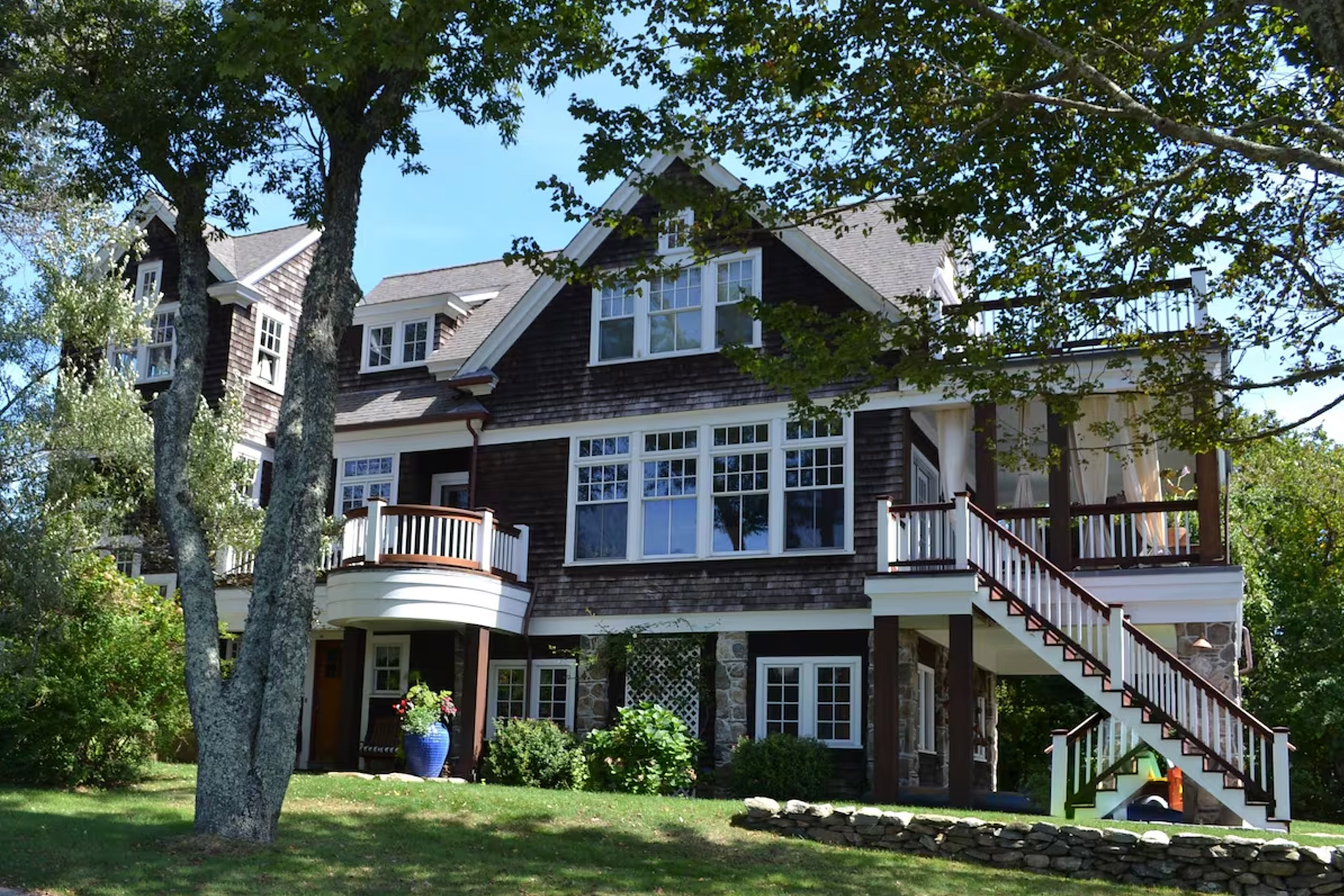 Gatsby Waterfront Cottage House